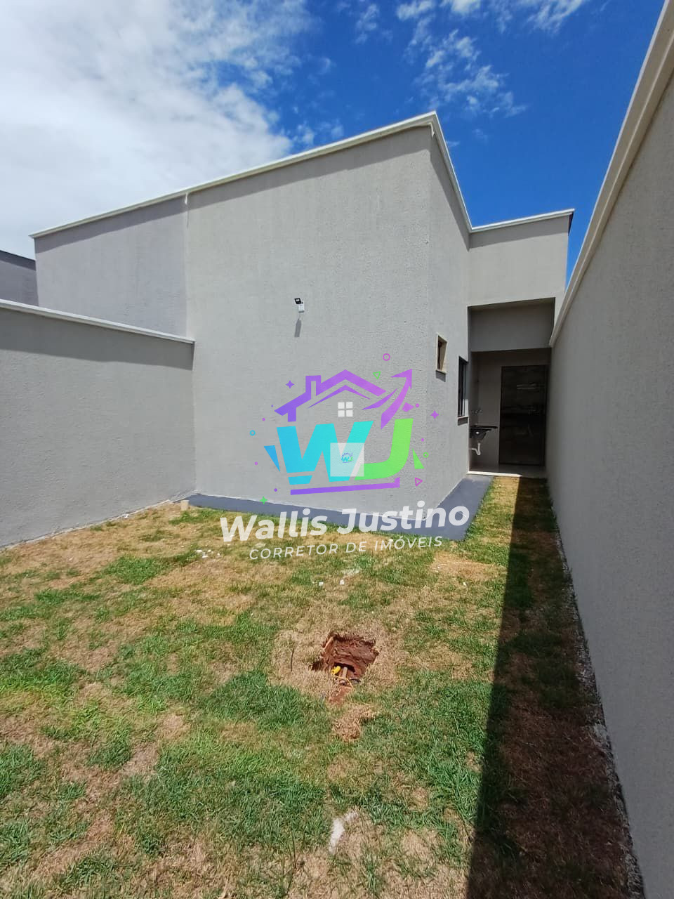 Casa à Venda | 2 Quartos (1 Suíte) | Pé-Direito Alto | 140m² de Lote | R$ 360 Mil