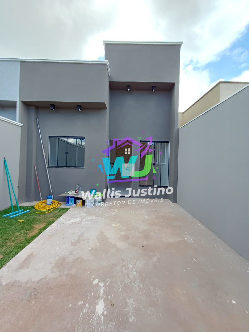 Casa à Venda | 2 Quartos (1 Suíte) | Pé-Direito Alto | 140m² de Lote | R$ 360 Mil