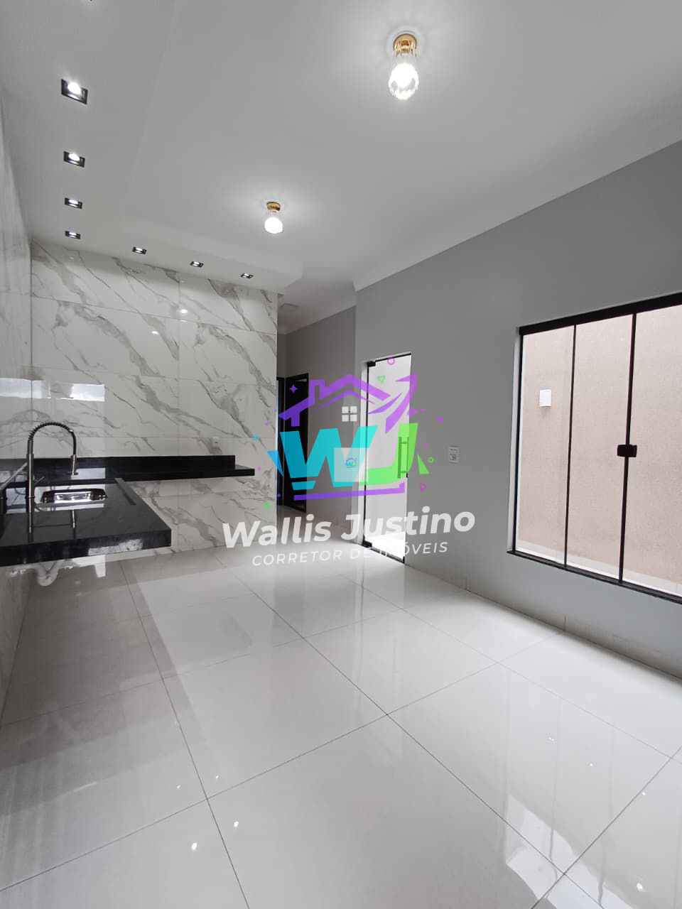 Casa à Venda | 2 Quartos (1 Suíte) | Pé-Direito Alto | 140m² de Lote | R$ 360 Mil